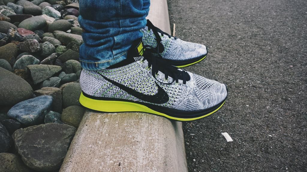 nike flyknit racer oreo volt